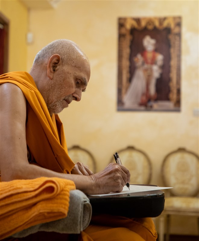 Swamishri engrossed in letter-writing