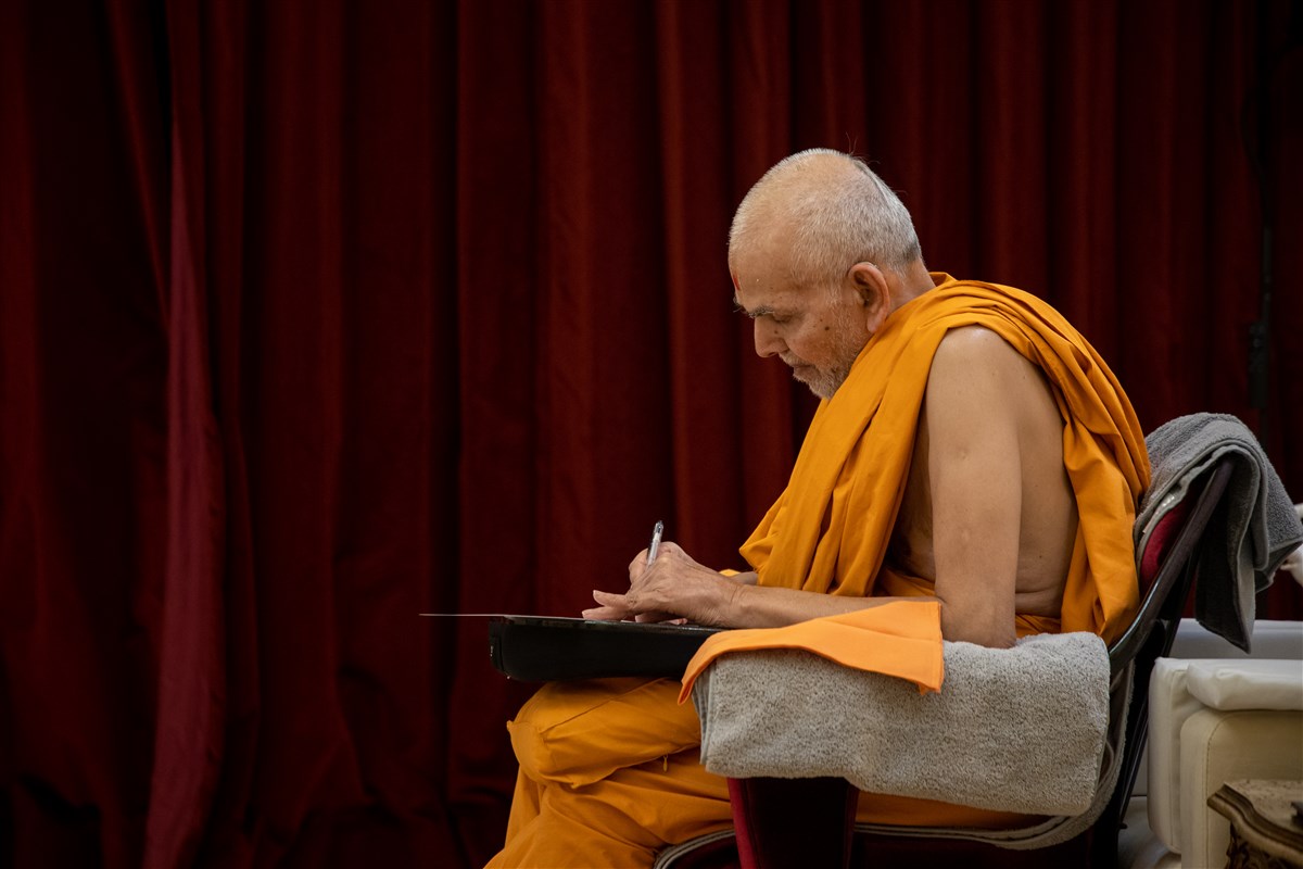 Swamishri engrossed in letter-writing