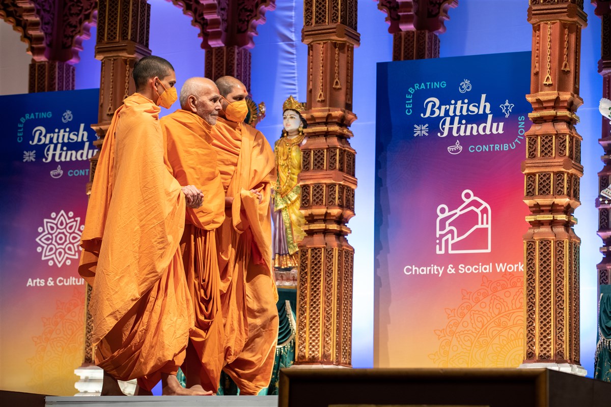Swamishri arrives in the evening assembly dedicated to ‘Celebrating British Hindu Contributions’