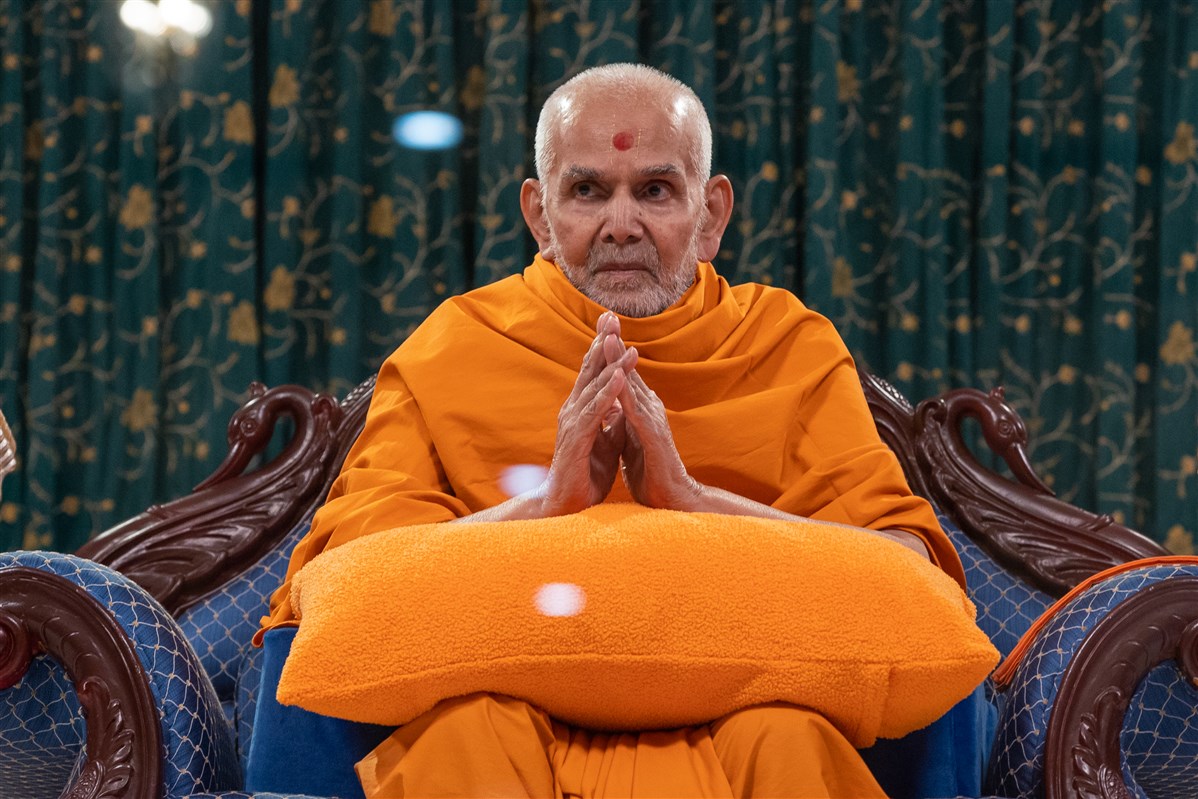 Swamishri greets the assembly with folded hands