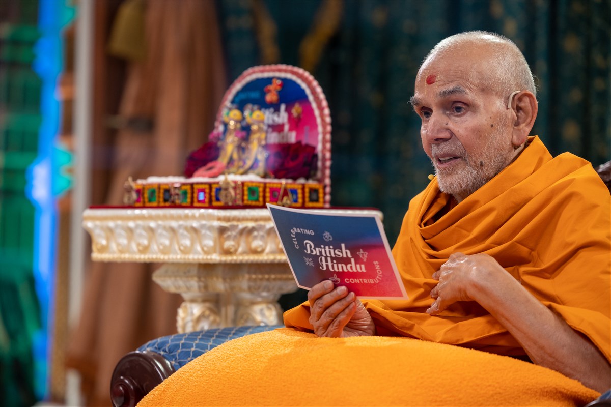 Swamishri addresses the evening assembly with his wisdom