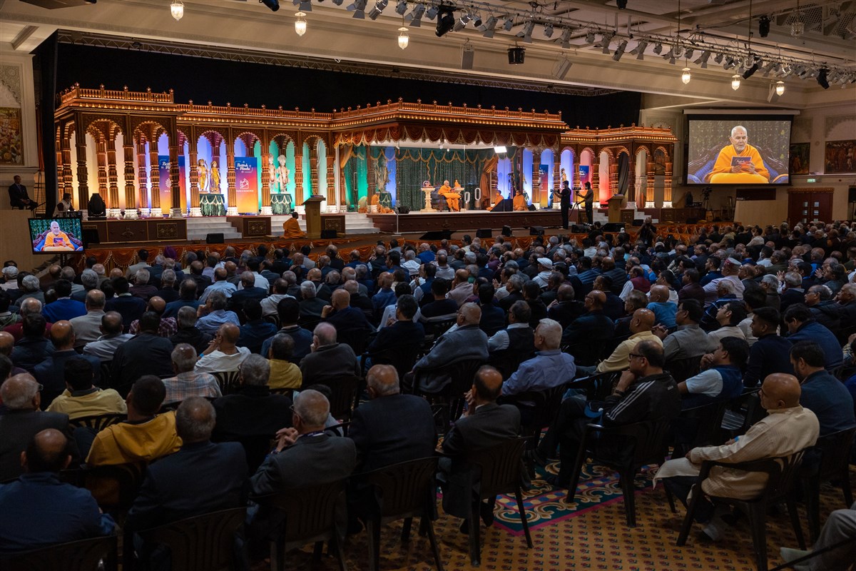 Swamishri thanks the guests for attending and working together