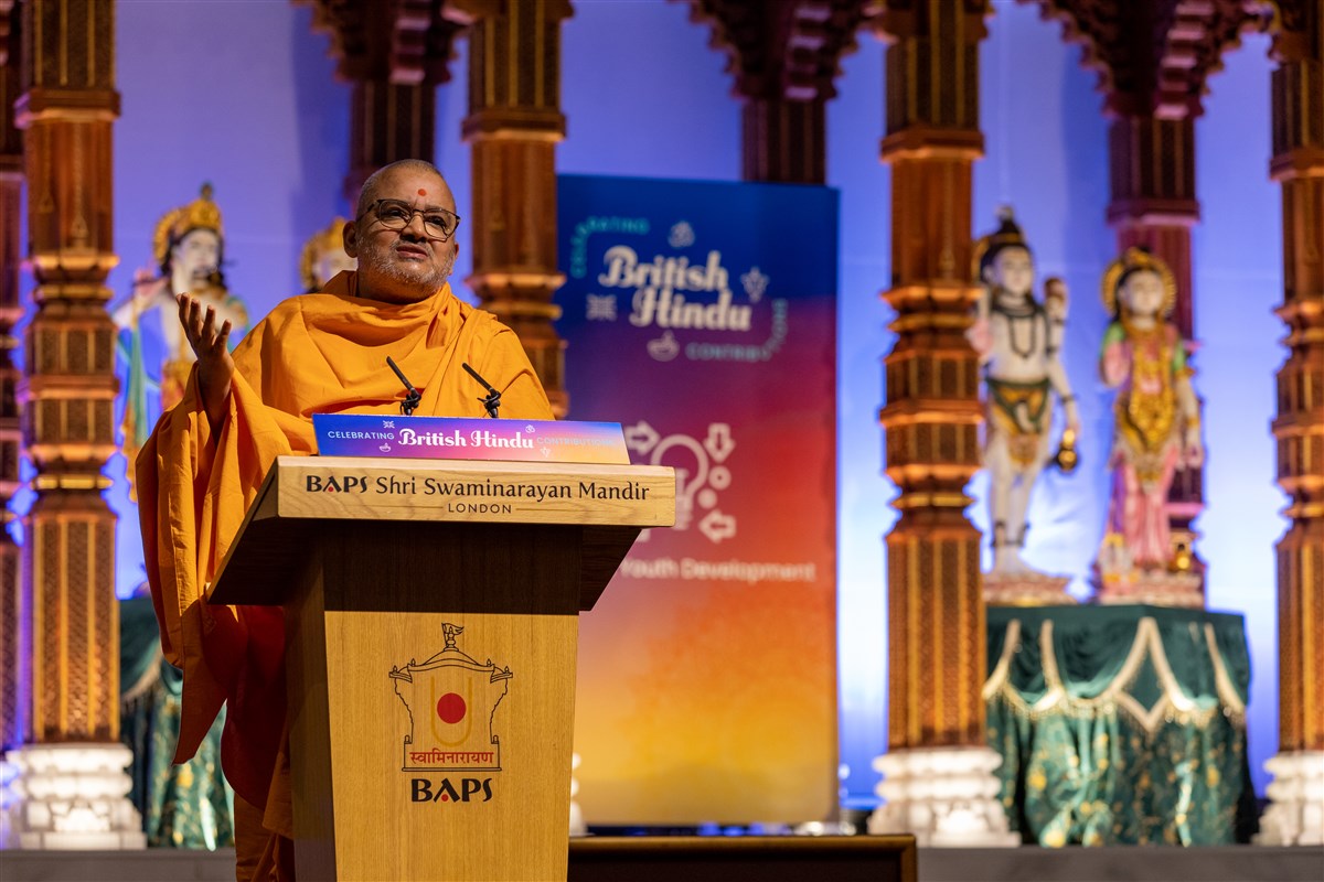 Mahamahopadhyay Bhadreshdas Swami introduces Swamishri according to Hindu scriptures