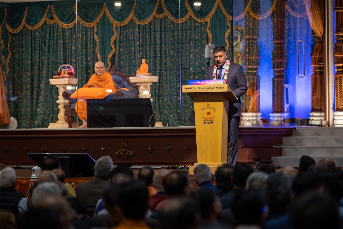 His Excellency Vikram Doraiswami, High Commissioner of India to the UK, thanks Mahant Swami Maharaj for his vision in inspiring this initiative