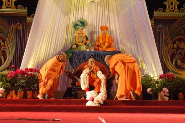 Pujya Viveksagar Swami presents a garland made entirely of mamra