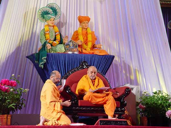Swamishri responding to the letters sent by devotees