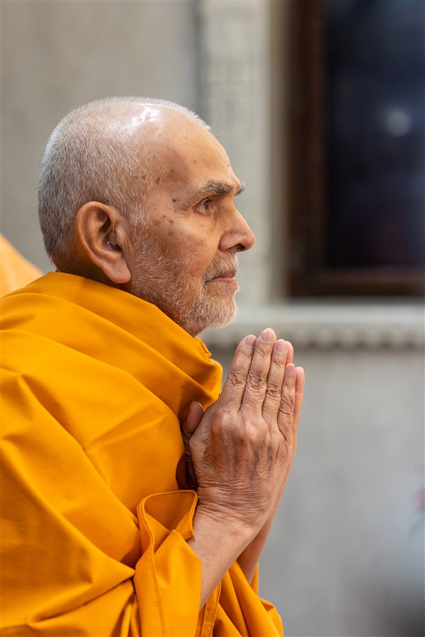 Swamishri offers his reverence to the murtis in the upper sanctum