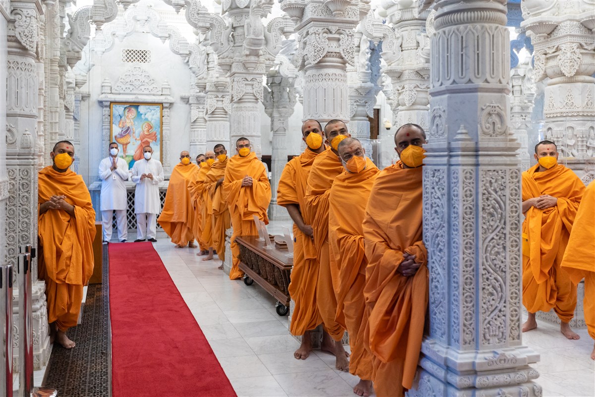 Swamis and devotees await Swamishri