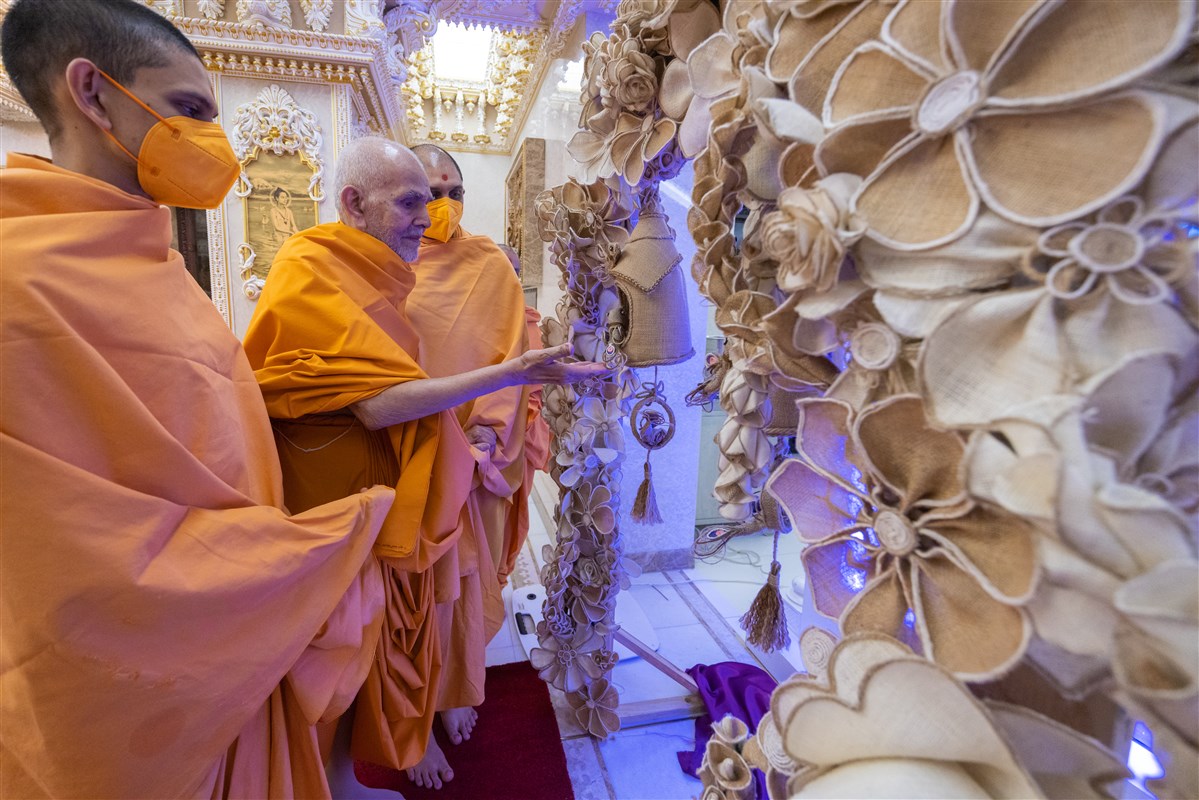 Swamishri observes the craft decoration