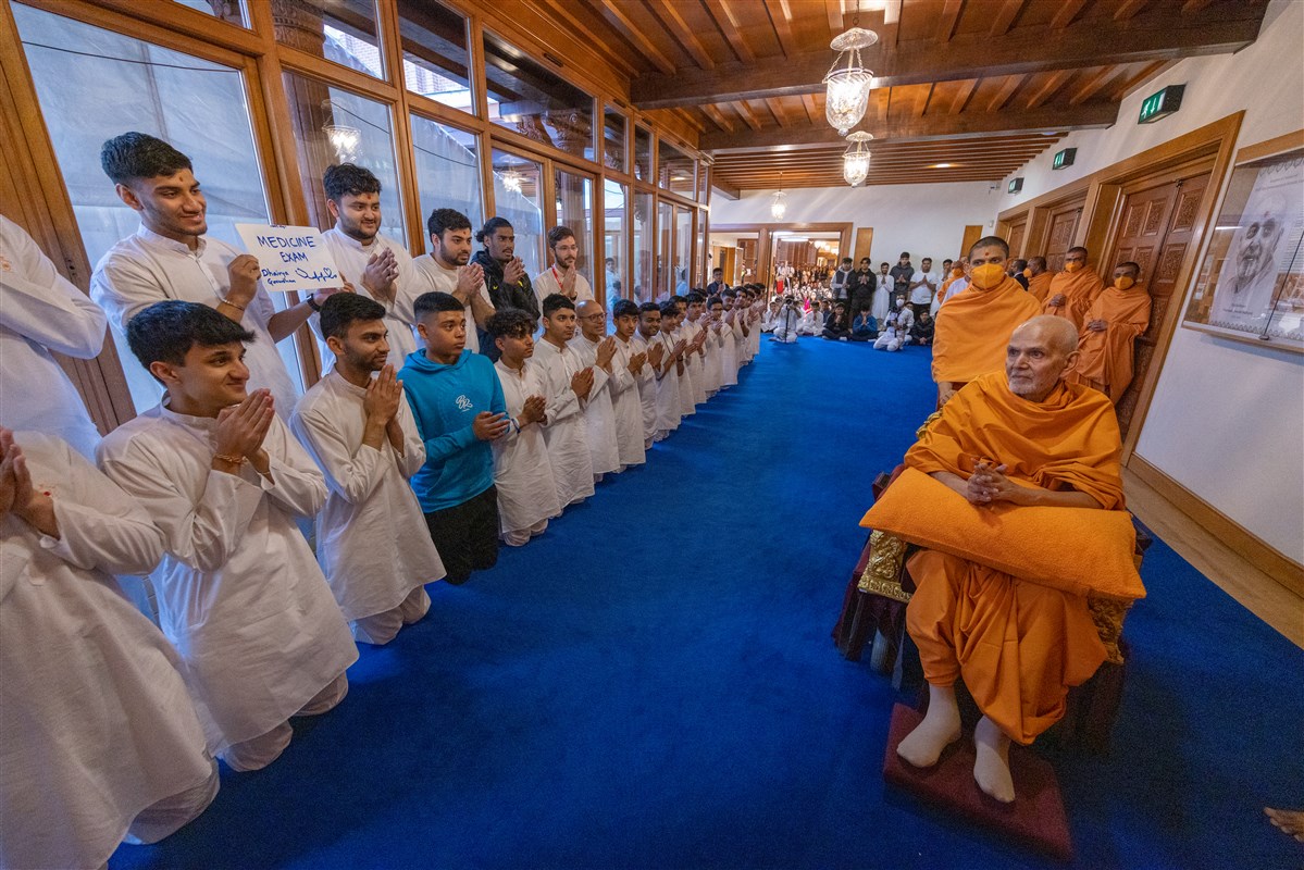 Swamishri blesses students with exams