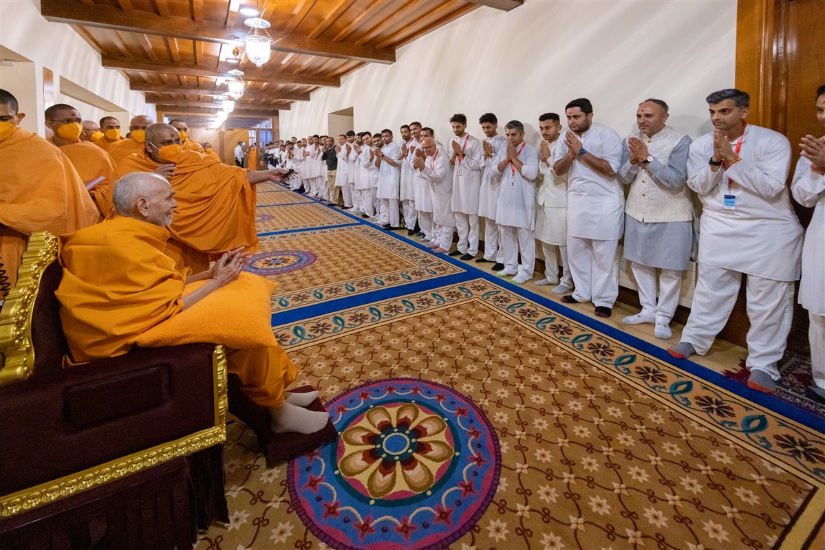 Swamishri blesses volunteers on his way to his morning puja