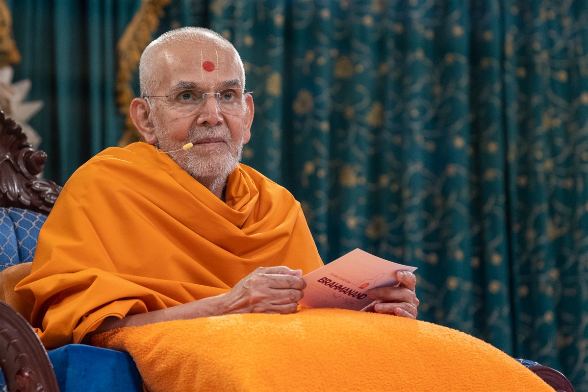 Swamishri listens to the youth before responding