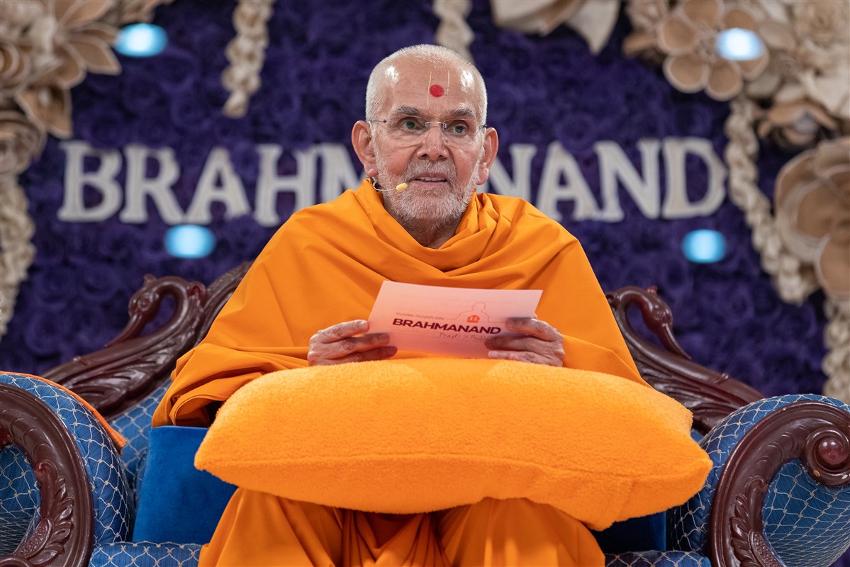 Swamishri engrossed in delivering the morning discourse