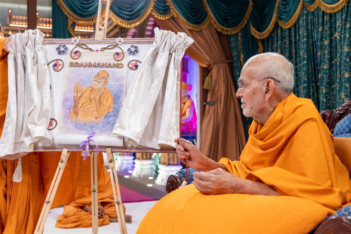Swamishri unveils a portrait of Yogiji Maharaj depicting the Yuvak-Yuvati Din theme,...