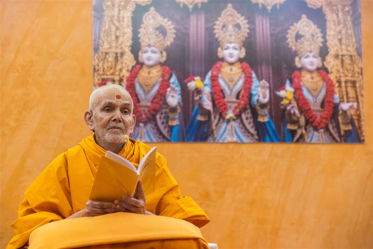 Swamishri delivers a discourse to the swamis and sadhaks during the afternoon assembly