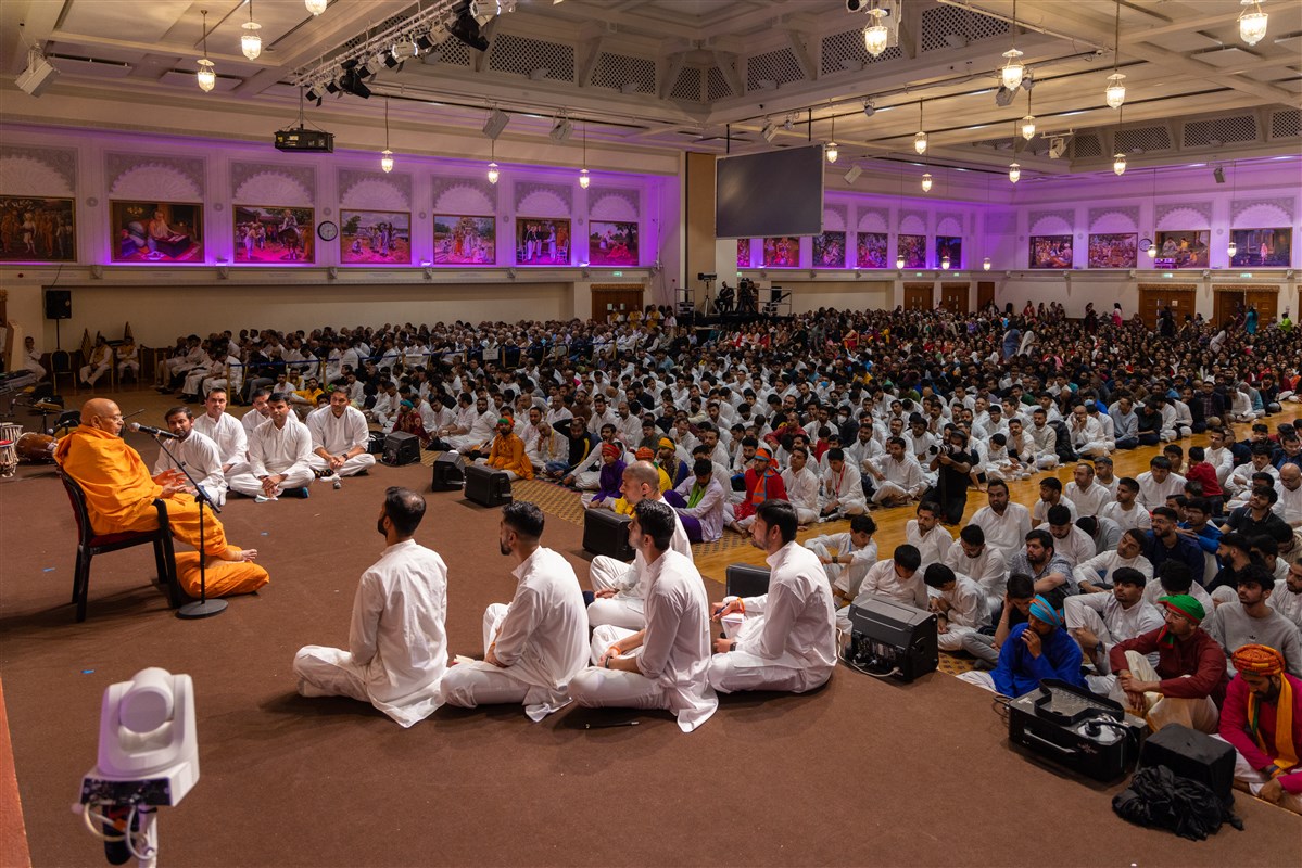 The evening assembly begins with a discussion between Tyagvallabhdas Swami and some youths