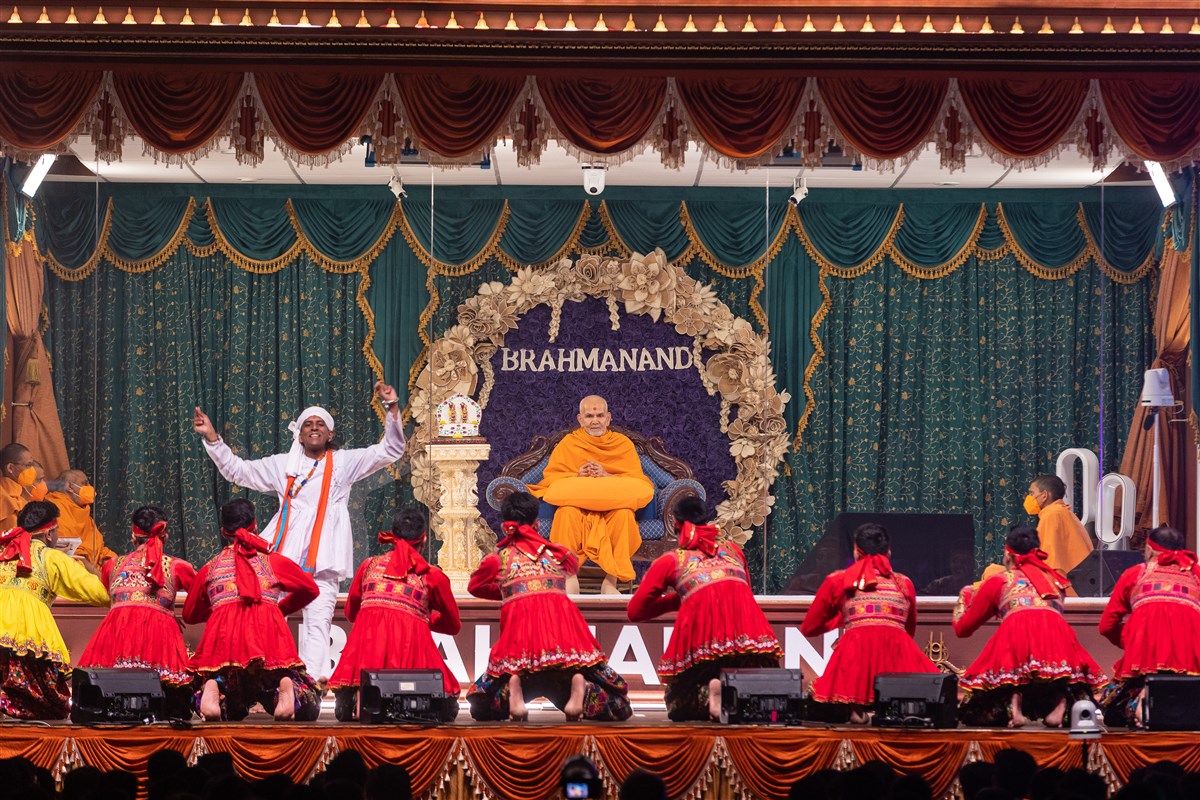 A youth enacts the time Bhagwan Swaminarayan graced the hut of Sagram and the elation he experienced