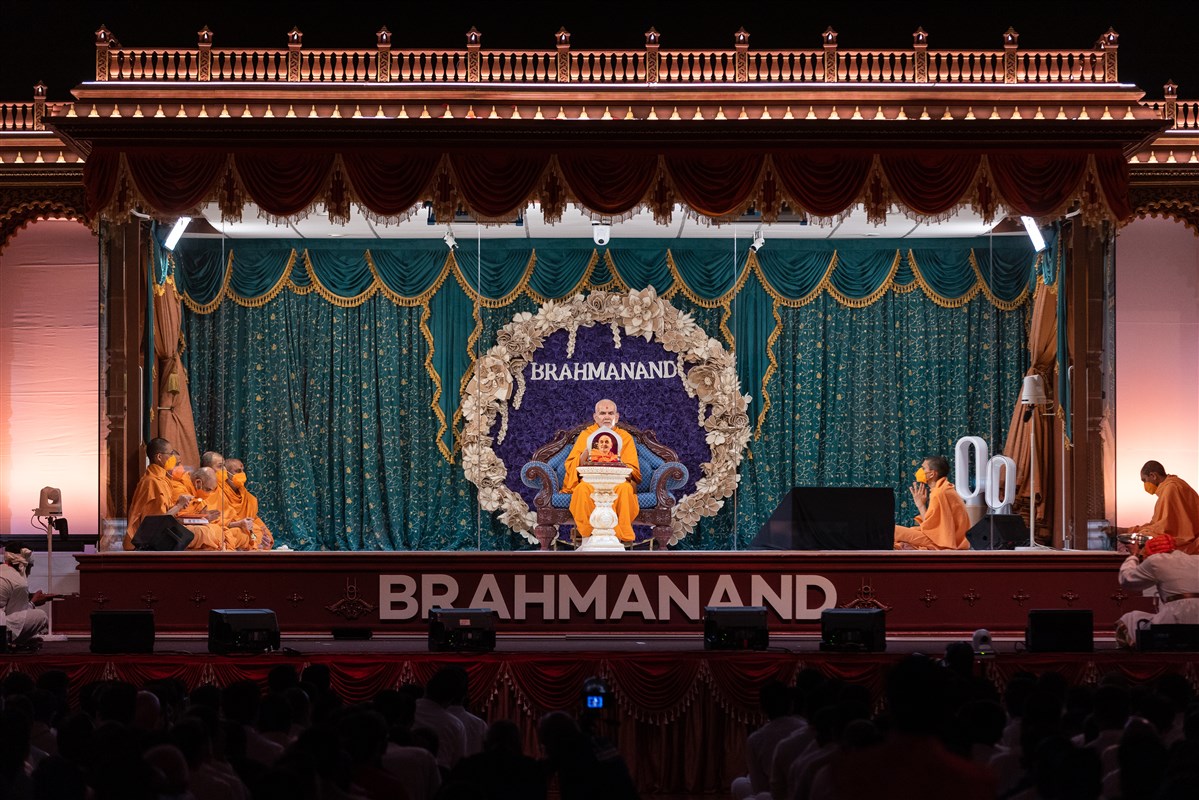Swamishri performing the evening arti