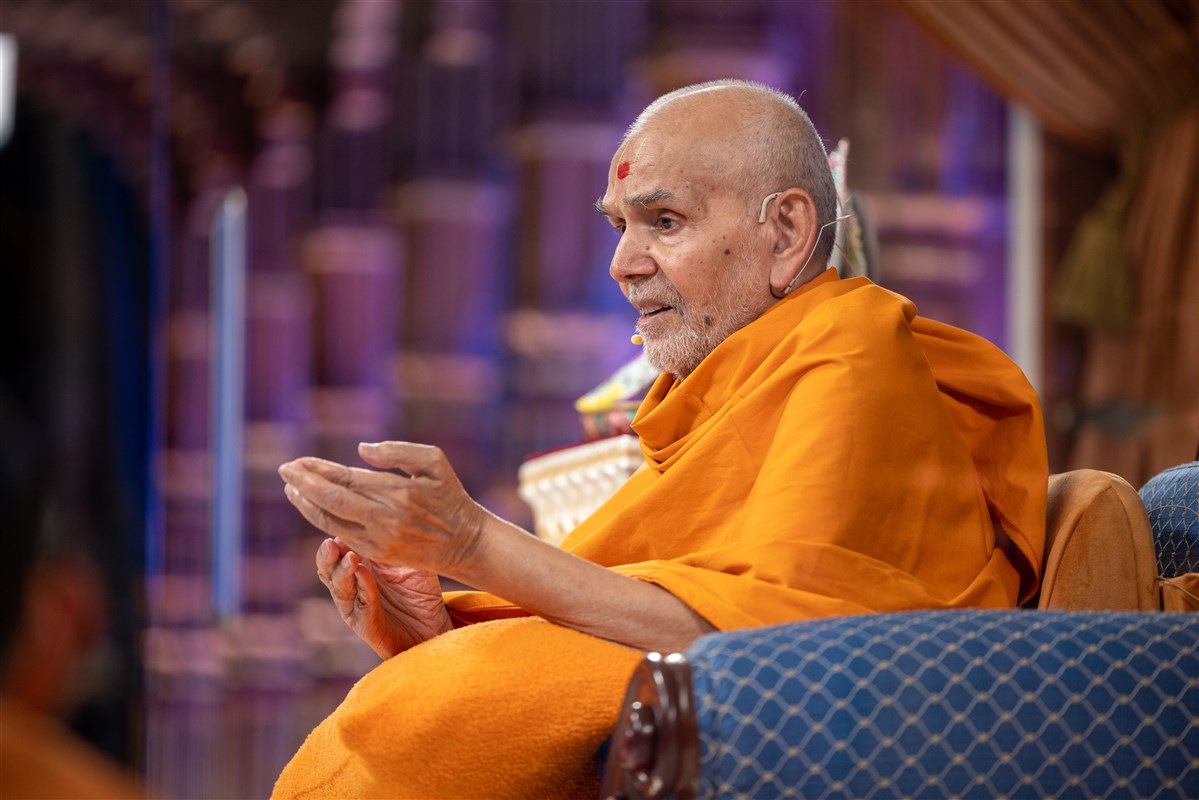 Swamishri responds to the questions in the interactive session