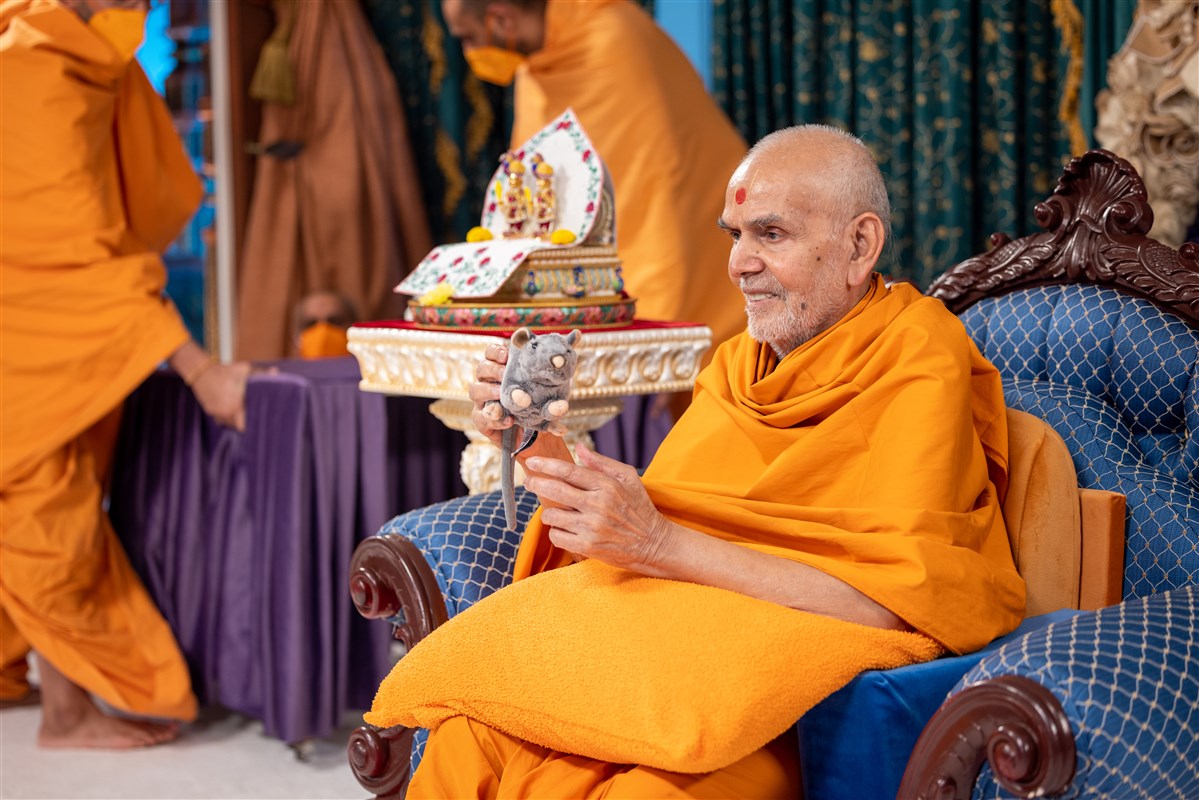 Swamishri responds to the questions with various props