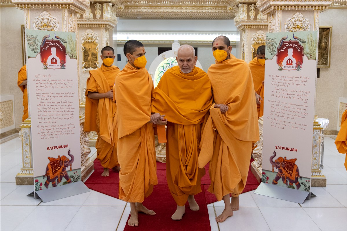 Swamishri on his way to the morning puja