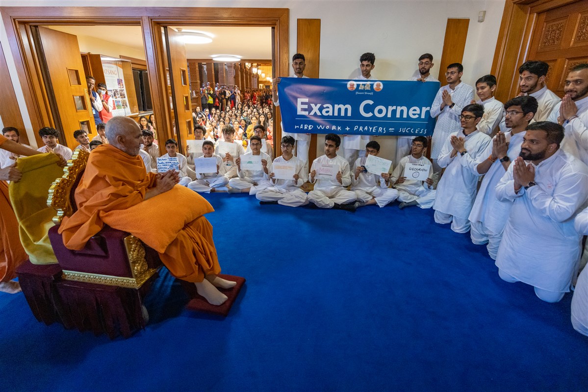 Swamishri blesses students with exams