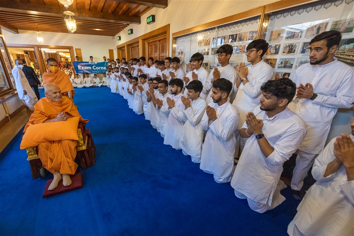 Swamishri blesses youths while on his way to his morning puja