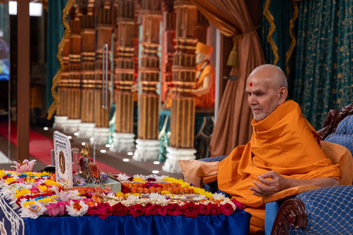 Swamishri acknowledges the devotees' kirtan bhakti