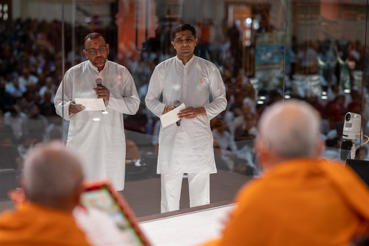 Devotees invite Swamishri to the evening assembly