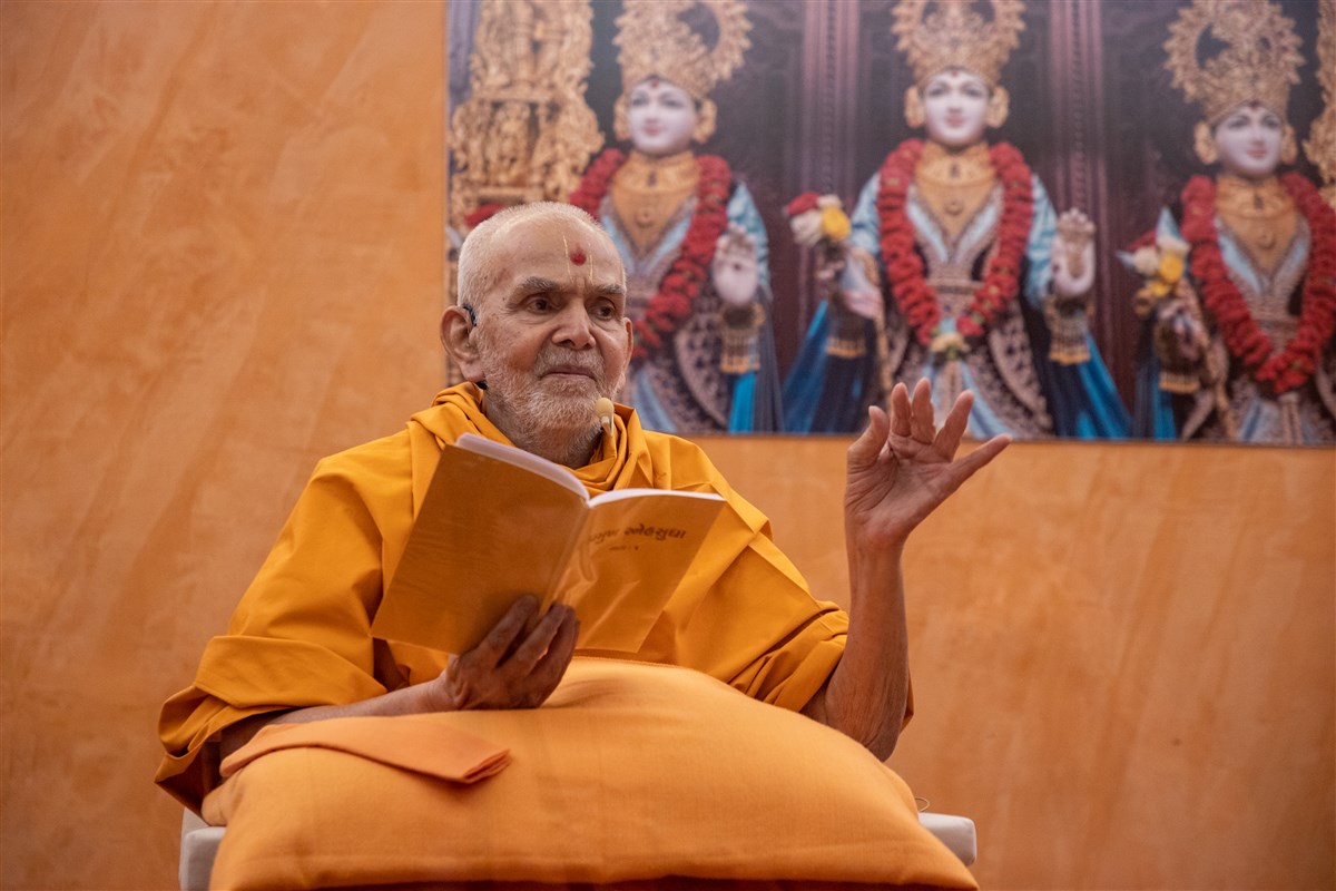 Swamishri delivers the afternoon discourse to the swamis and sadhaks