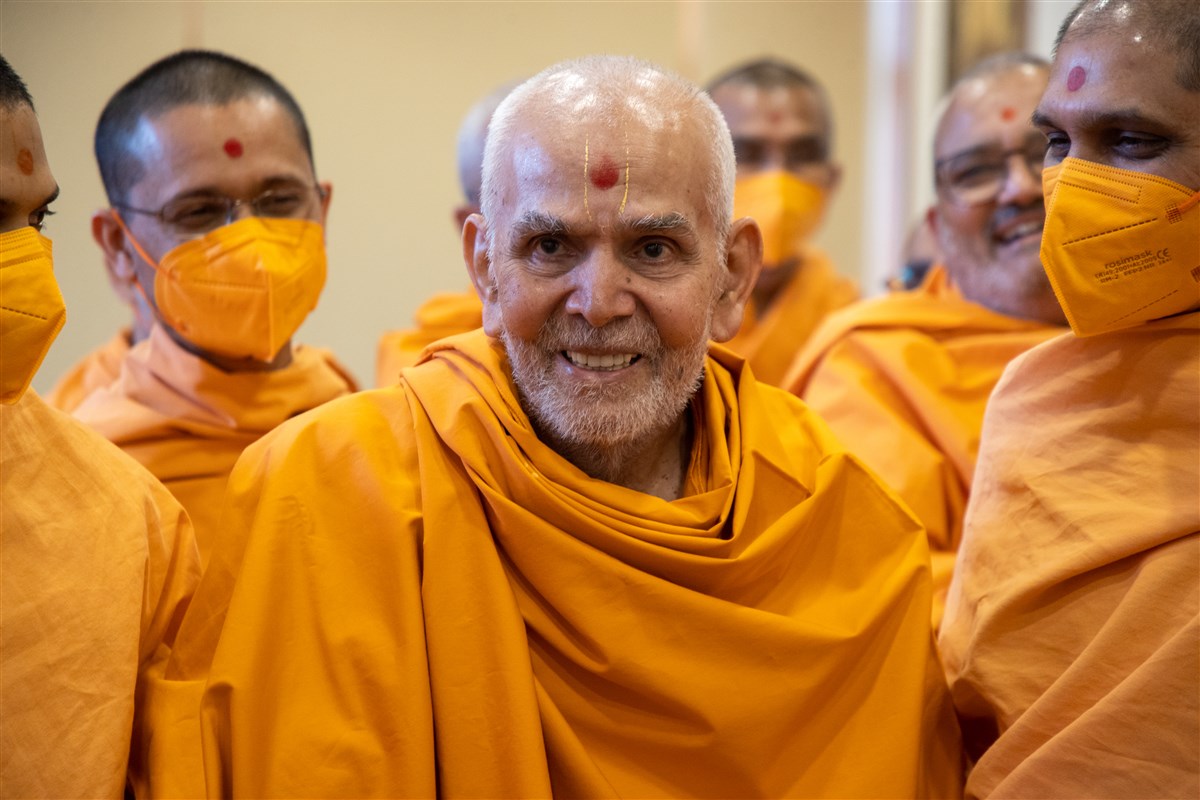 Swamishri enjoys a light moment with the swamis