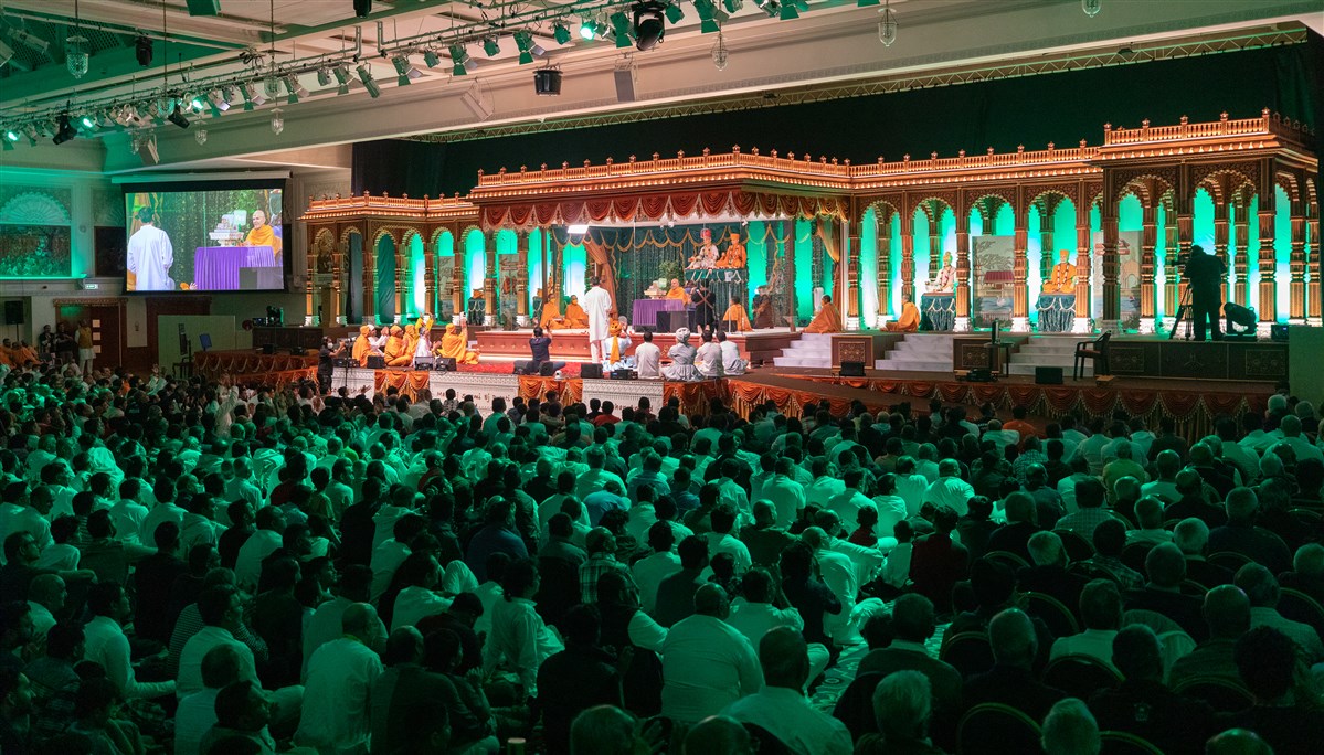 Swamishri interacts with the audience in a series of questions and answers