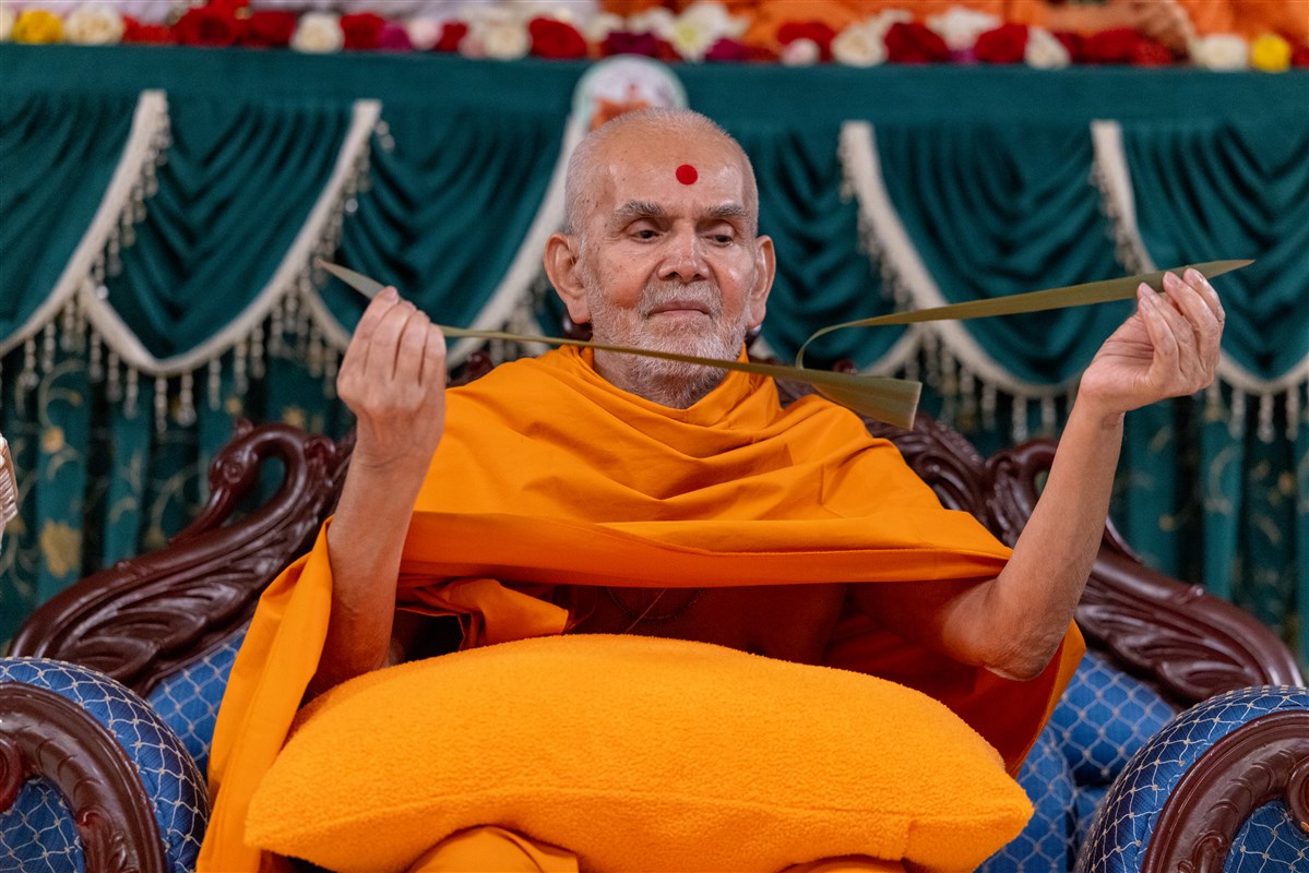 Swamishri interacts with the audience