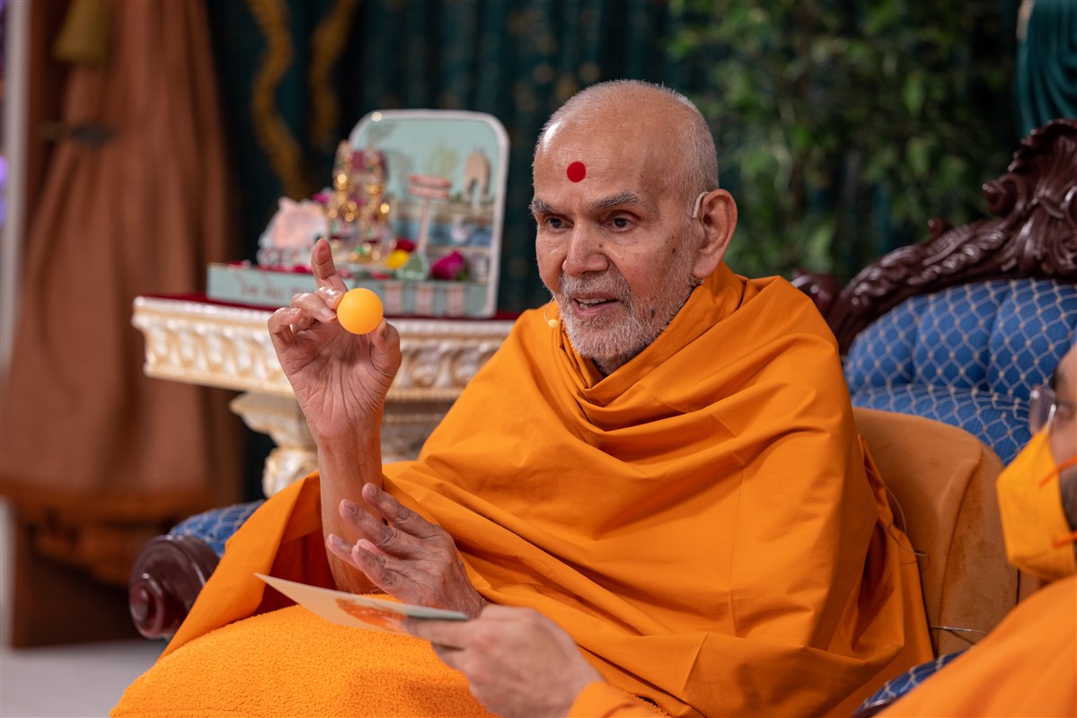 Swamishri reiterates the limitless grace of God and Guru