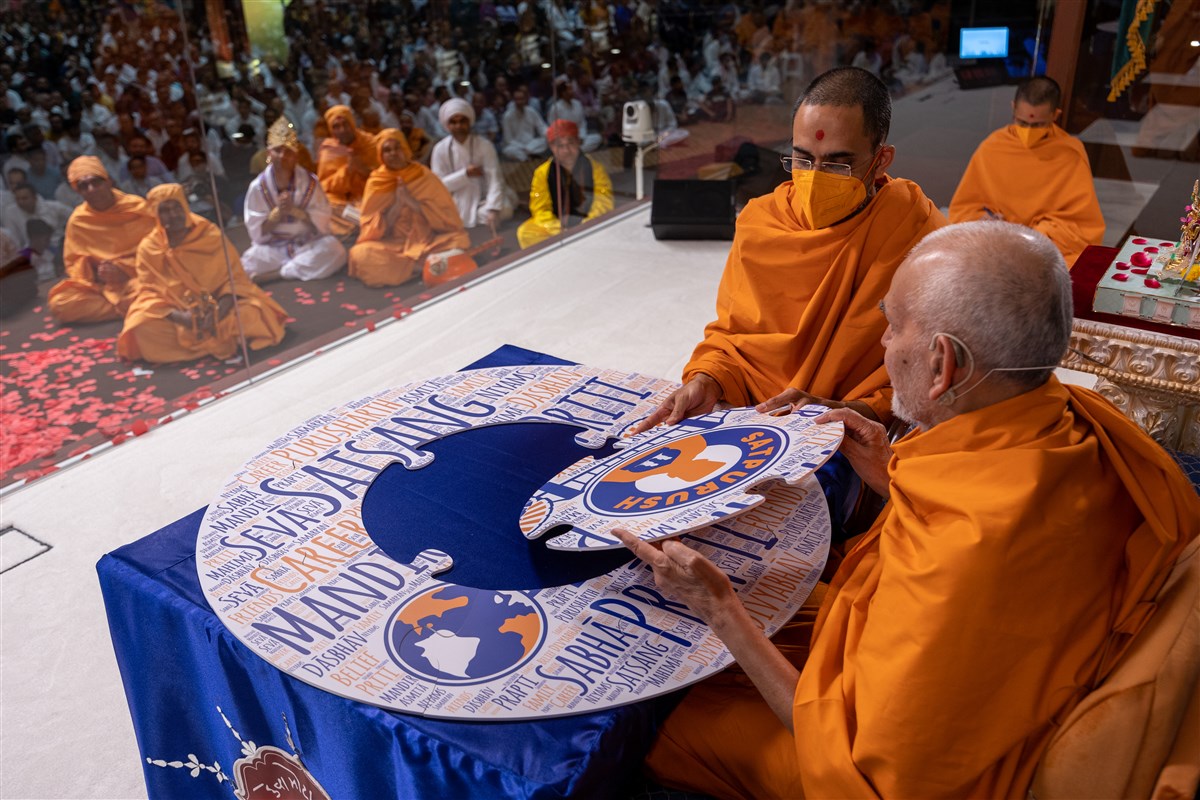 Paramtattvadas Swami presents a jigsaw puzzle to Swamishri
