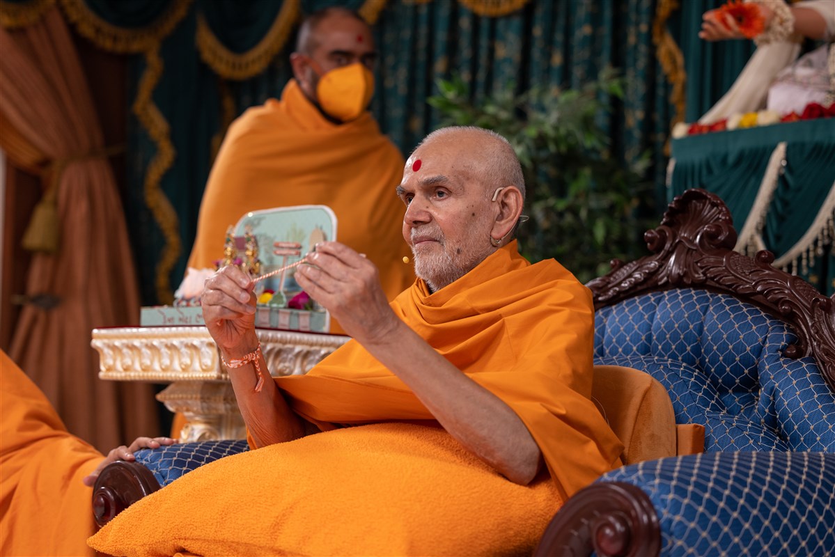 Swamishri offers a nadachhadi to everyone in the audience...