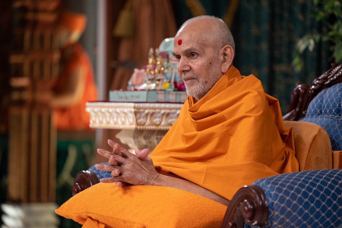 Swamishri interacts with the programme