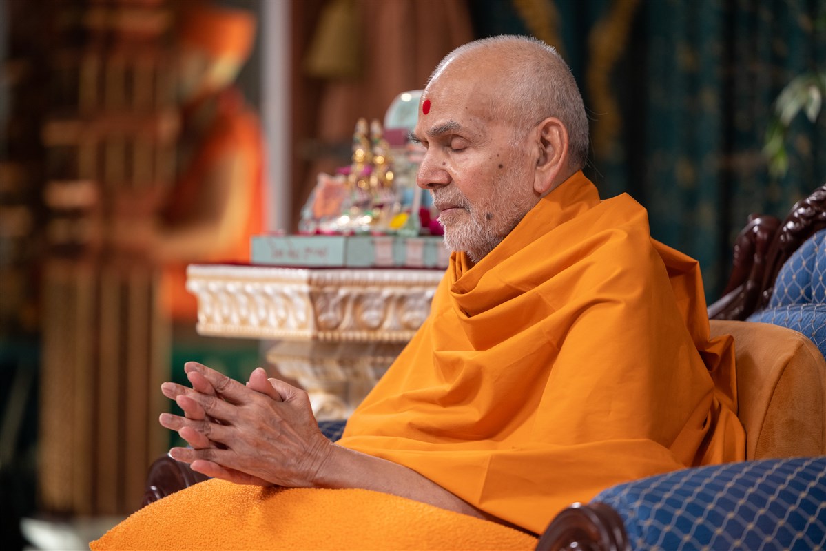Swamishri prays as the words are sung, <i>‘Mahābalvant māyā tamāri, jene āvariyā nar-nāri…’</i>
