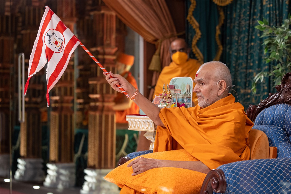 Swamishri waves a flag in jubilation