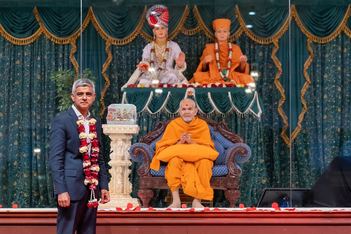 Swamishri blesses the Mayor of London