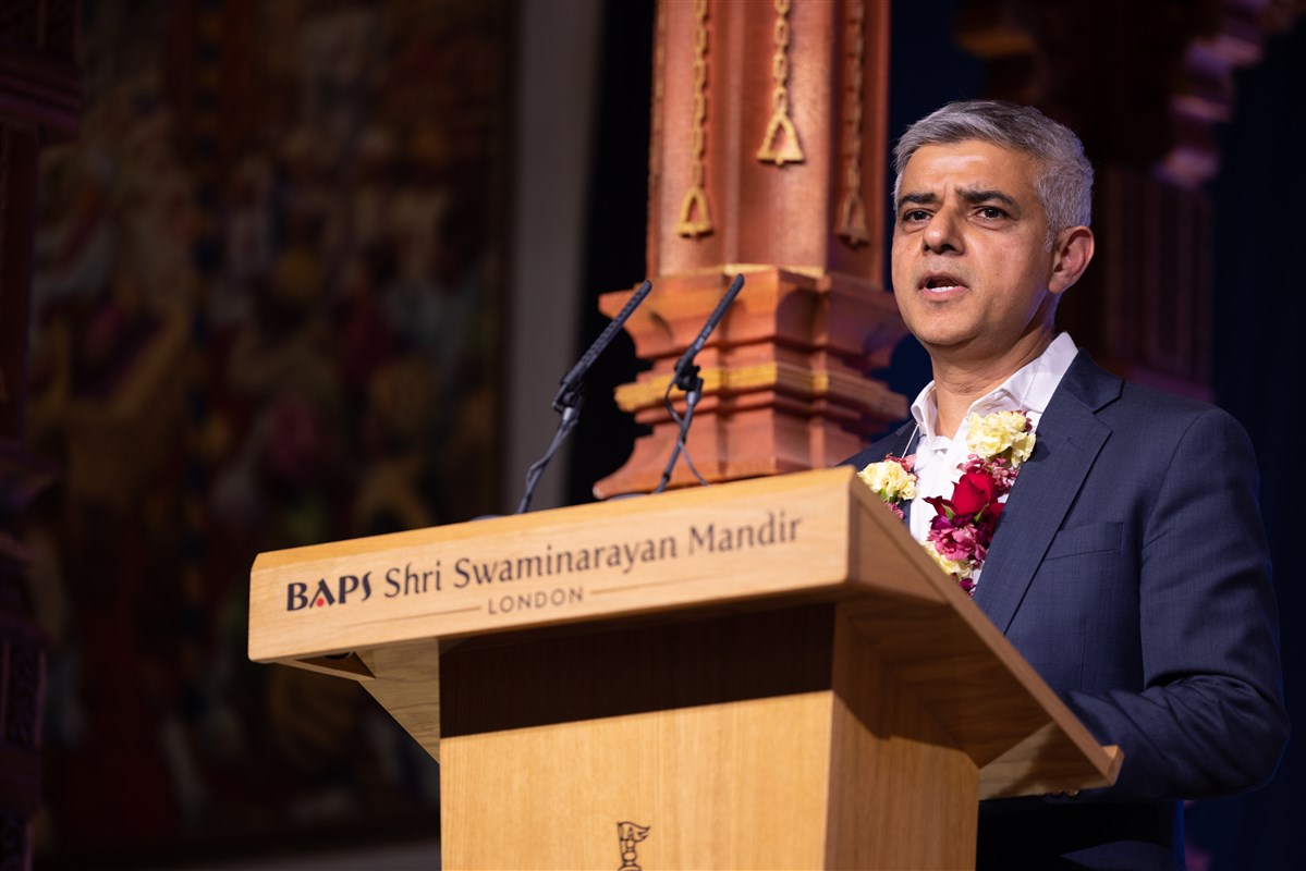 The Mayor of London addresses the assembly<br>To learn more about the visit, please click <a href='https://www.baps.org/News/2023/Mayor-of-London-Visits-Neasden-Temple-to-Meet-His-Holiness-Mahant-Swami-Maharaj-23570.aspx' target='blank' style='text-decoration:underline; color:blue;' >here</a>