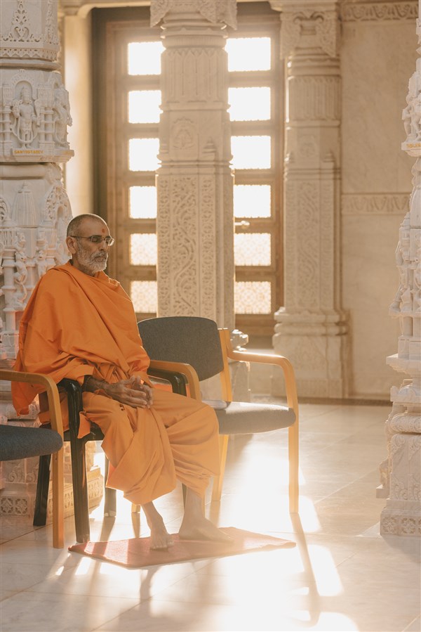Anandswarupdas Swami engrossed in Swamishri's puja