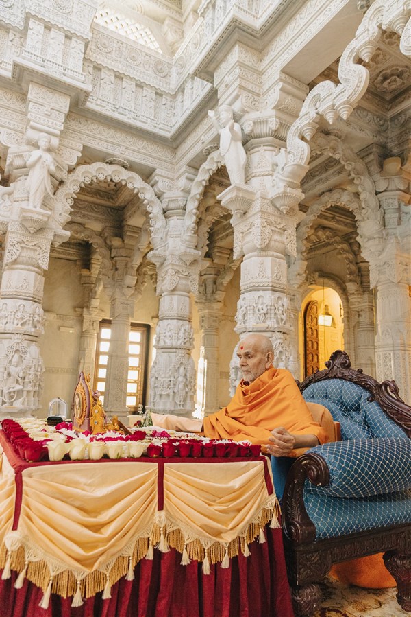 Swamishri performing his puja