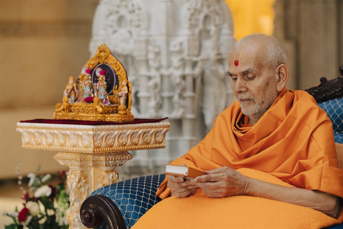 Swamishri observes the Shikshapatri and Satsang Diksha