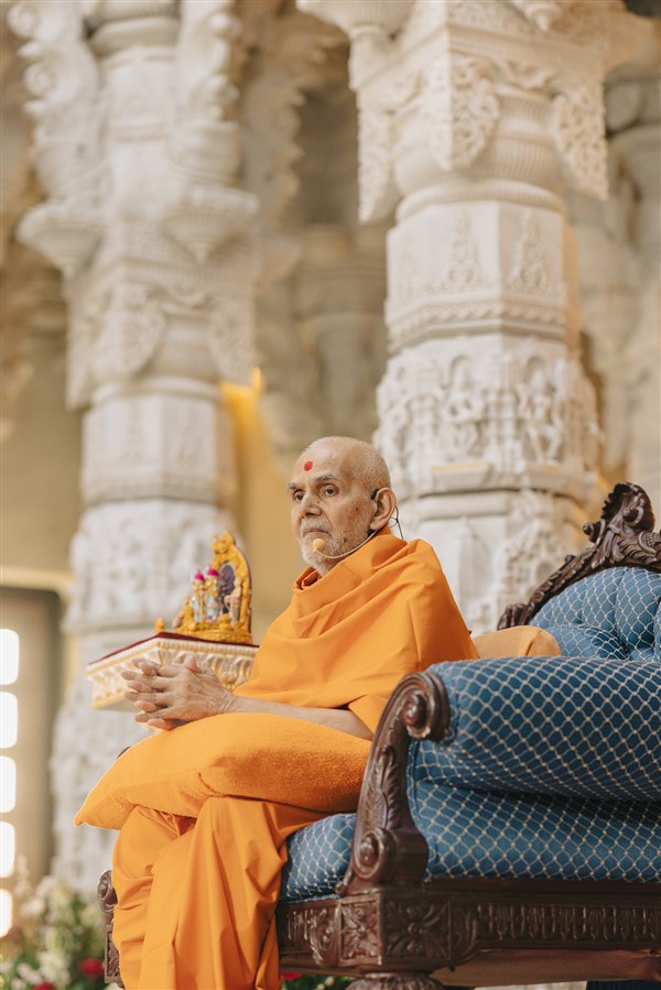 Swamishri listens to the questions