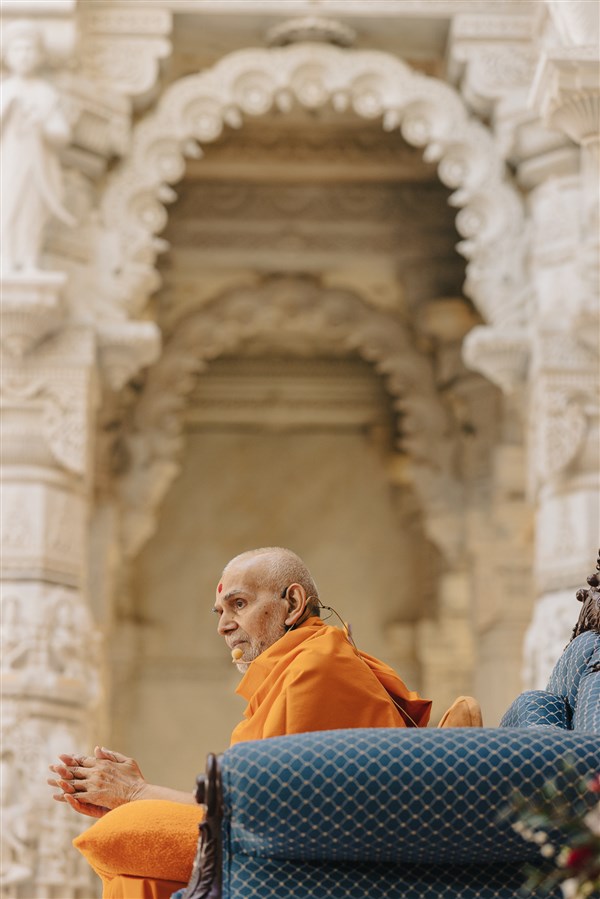 Swamishri listening to the questions