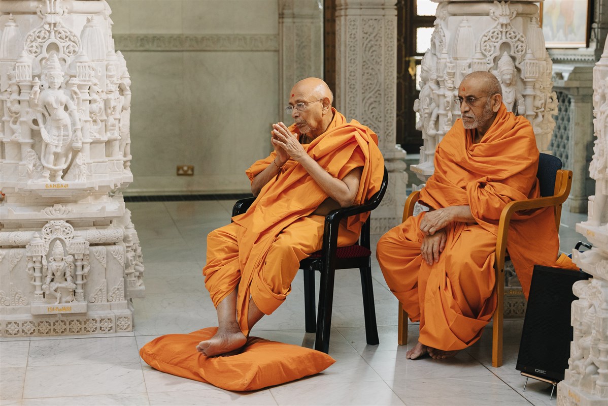 Sadguru Tyagvallabhdas Swami and Aksharviharidas Swami engrossed in Swamishri's darshan