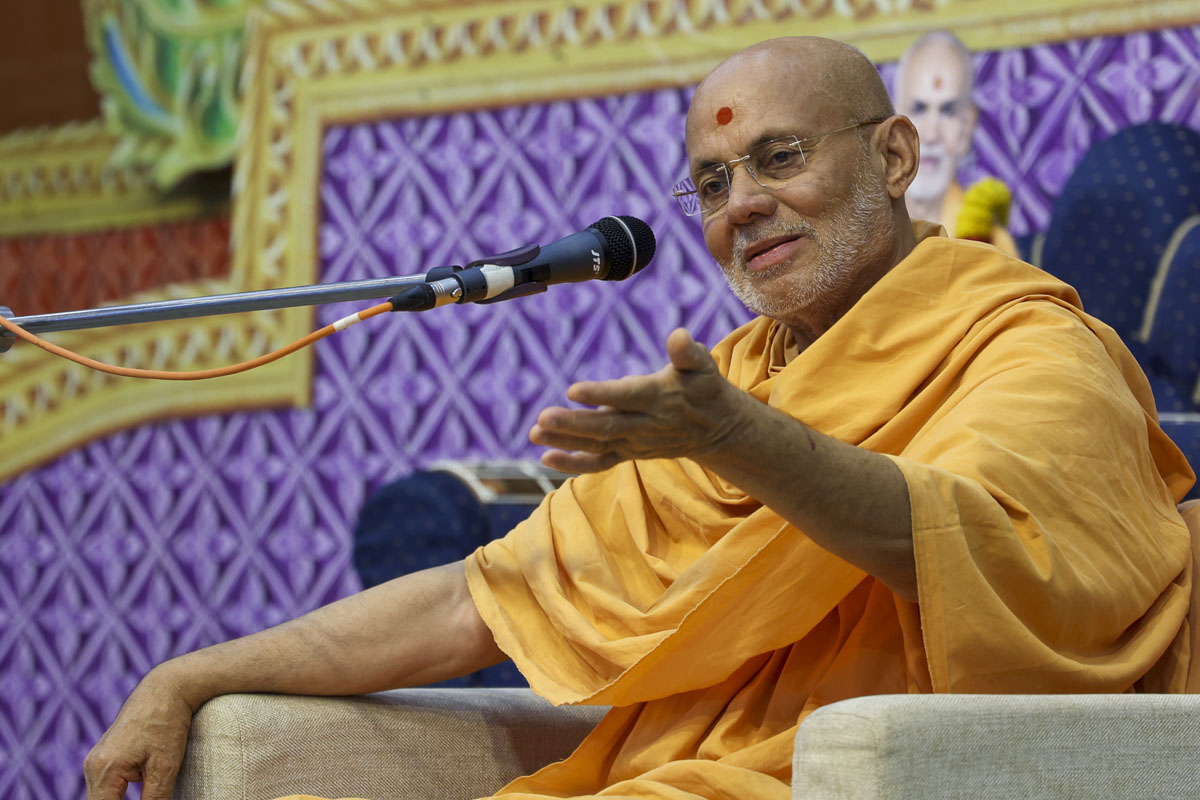 Pujya Viveksagar Swami addresses the shibir session 