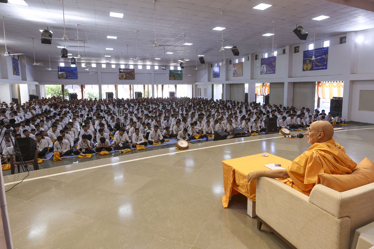 Pujya Viveksagar Swami addresses the shibir session 