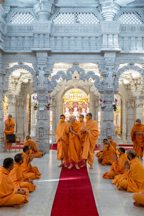 Swamishri offers his reverence to the murtis in the upper sanctum